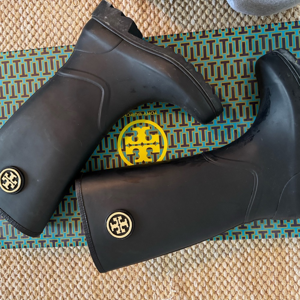 Tory Burch Navy rain boots with gold logo, size 8